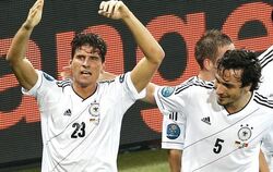 Torschütze Mario Gomez (l) und Innenverteidiger Mats Hummel machten gegen Portugal ein starkes Spiel. Foto: Sergei Dolzhenko