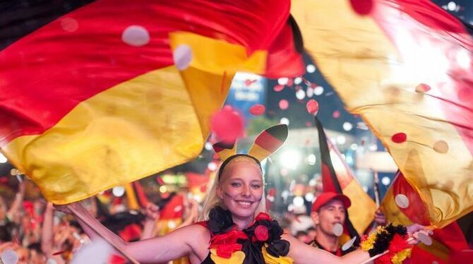 Spätestens ab dem Führungstreffer durch Gomez gab es auf den Fanmeilen kein Halten mehr. Foto: Sebastian Kahnert