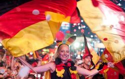 Spätestens ab dem Führungstreffer durch Gomez gab es auf den Fanmeilen kein Halten mehr. Foto: Sebastian Kahnert