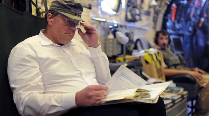 Bundesentwicklungshilfeminister Dirk Niebel (FDP) auf einem Flug nach Kabul. Foto: Tim Brakemeier