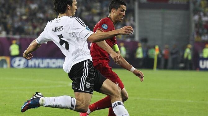 Ronaldo und Hummels beim Kampf um den Ball. Der größte Gewinner beim Auftaktsieg in Lwiw war EM-Debütant Mats Hummels. Foto: