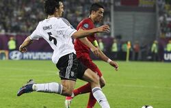 Ronaldo und Hummels beim Kampf um den Ball. Der größte Gewinner beim Auftaktsieg in Lwiw war EM-Debütant Mats Hummels. Foto: 