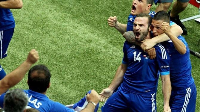 Griechenlands Jose Holebas (von rechts), Torschuetze Dimitris Salpingidis und Kyriakos Papadopoulos jubeln nach dem Treffer zum