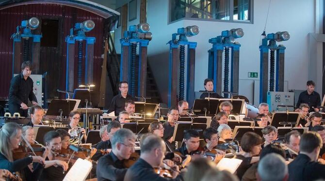 In der Luft liegt Öl-Geruch und das Stampfen der Dampfrösser, das sich in Orchesterklang verwandelt: Die Philharmonie spielte Ei