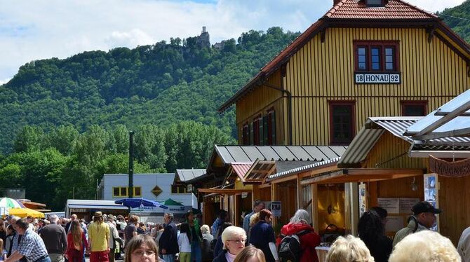 Feiern mit Blick auf den Lichtenstein: gelungenes Bahnhofsfest.  GEA-FOTO: BARAL