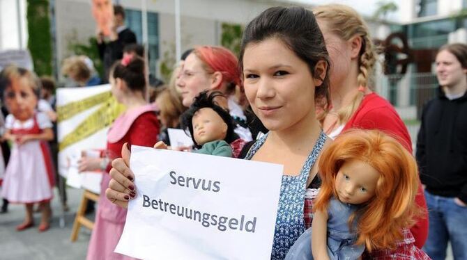 Gegner des geplanten Betreuungsgeldes demonstrieren vor dem Bundeskanzleramt in Berlin Foto: Maurizio Gambarini/ Archiv