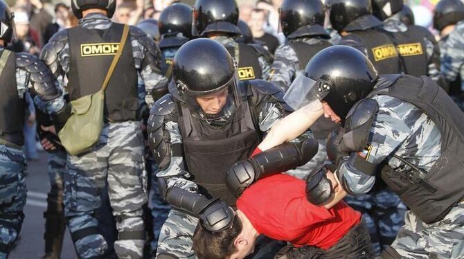 Russische Polizei führen einen Teilnehmer einer Anti-Putin-Demonstration in Moskau ab. Foto: Yuri Kochetkov/ Archiv