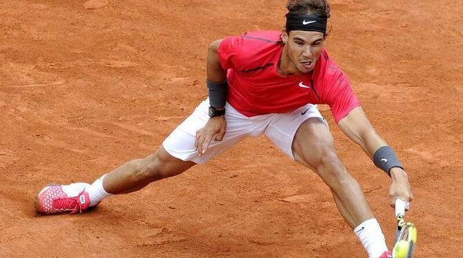 In seiner unnachahmlichen Art rannte Rafael Nadal nach jedem Ball. Foto: Christophe Karaba