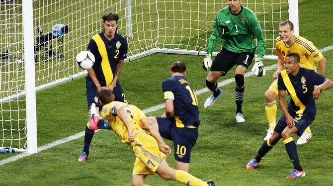 Mit einem schulmäßigen Kopfball zirkelt Andrej Schewtschenko (l) den Ball zum 2:1 für die Ukraine ins Tor. Foto: Fehim Demir