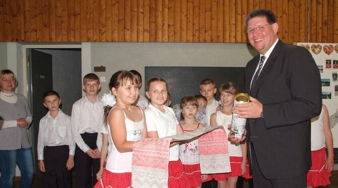 Der Trachtenverein Glems, der den Kindern die roten Röcke geschenkt hat, hat mit ihnen auch Volkstänze eingeübt. FOTO: SANDER