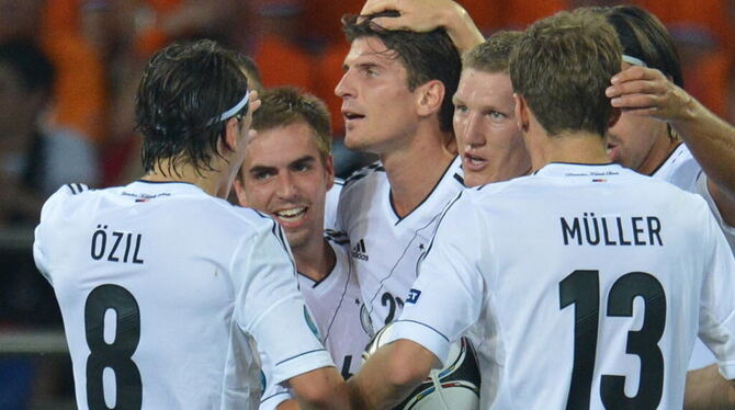 Torschütze Mario Gomez wird auf dem Spielfeld gefeiert.