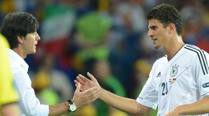 Bundestrainer Joachim Löw gratuliert Mario Gomez zu seinen beiden Treffern. Foto: Marcus Brandt