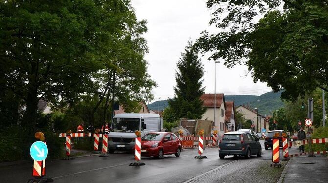 Bushaltestelle als Ersatzfahrspur: Wegen Kanalbauarbeiten ist der Verkehr in der Römerstraße derzeit beeinträchtigt.  GEA-FOTO: