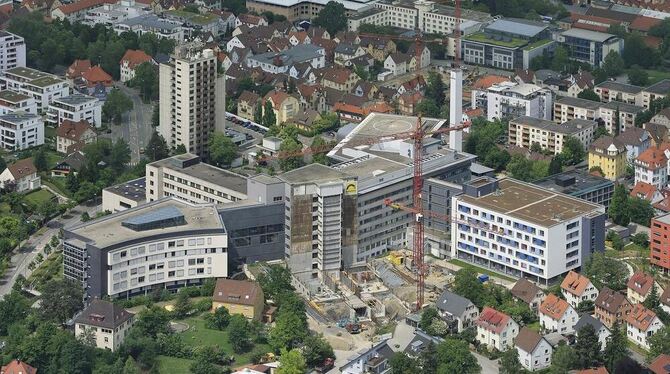 Die Bauarbeiten für das neue Bettenhaus A (Bildmitte) des Klinikums am Steinenberg haben begonnen. FOTO: GROHE