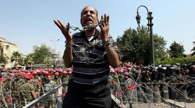 Ein Gegner des Präsidentschaftskandidaten Schafik schreit vor dem Verfassungsgericht in Kairo seinen Protest heraus. Foto: Kh