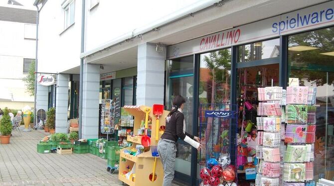 Dicht an dicht Spielwaren, Naturkost und Kaffeetrinker: Handelstreiben oberhalb des Pliezhäuser Marktplatzes. FOTO: PFISTERER