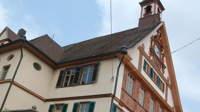 Die Vorzeigefassade zum Marktplatz strahlt schon wieder wie neu, der Restbau ist noch zeitgezeichnet. FOTO: PFISTERER