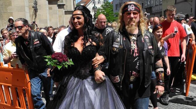 Hells-Angels-Heirat in Reutlingen: Die Braut auf dem Weg zum Altar. GEA-FOTO