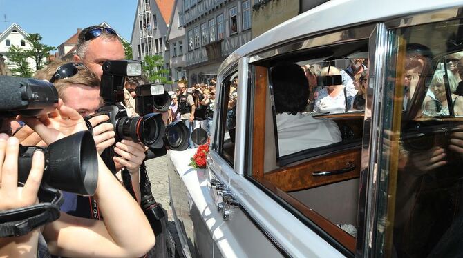 Im Fokus: Die Hochzeit der »Höllenengel« in der Marienkirche lockte die Massen an. GEA-FOTO