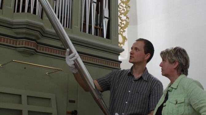 Orgelbauer Andreas Schmutz und Trailfingens Pfarrerin Barbara Vollmer-Backhaus sind schon gespannt darauf, wie die frisch renovierte Orgel klingen wird. FOTO: SCHRADE