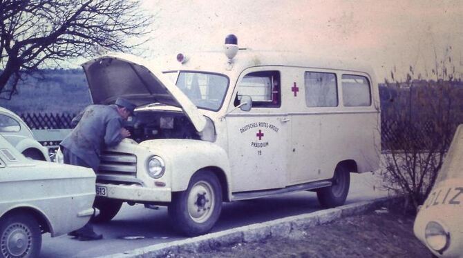 Rotes Kreuz im Wandel: andere Zeiten, andere Einsatzautos.  FOTO: PR