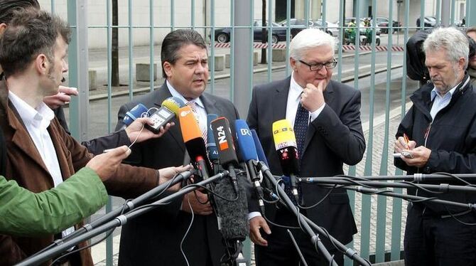 Der Fraktionschef der SPD, Frank-Walter Steinmeier (Mitte r) und der Vorsitzende der Partei, Sigmar Gabriel (Mitte l), inform