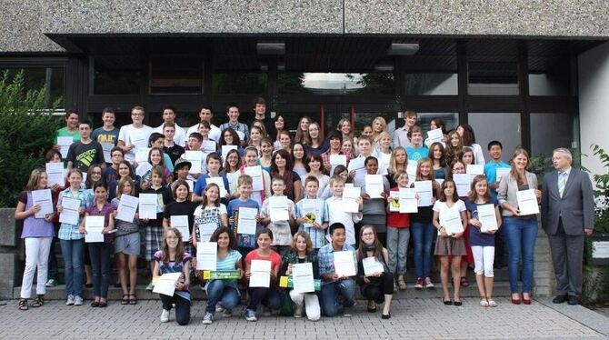 75 Schüler des Johannes-Kepler-Gymnasiums haben jetzt Förderpreise der Karl-Danzer-Stiftung erhalten, darunter Ronja Nothofer (Z