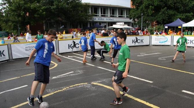 Immer fair spielen und dem Gegner aufhelfen: Irland trifft auf Italien bei der »Straßenfußball für Toleranz EM« in Mössingen. GE