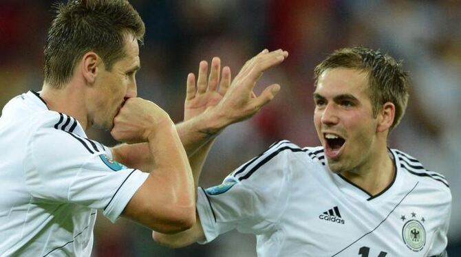 Miroslav Klose freut sich mit Philipp Lahm über ein Tor. Foto: Andreas Gebert