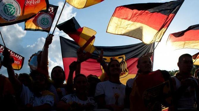 Fans der deutschen Mannschaft auf der Fanmeile am Brandenburger Tor in Berlin. Foto: Maurizio Gambarini