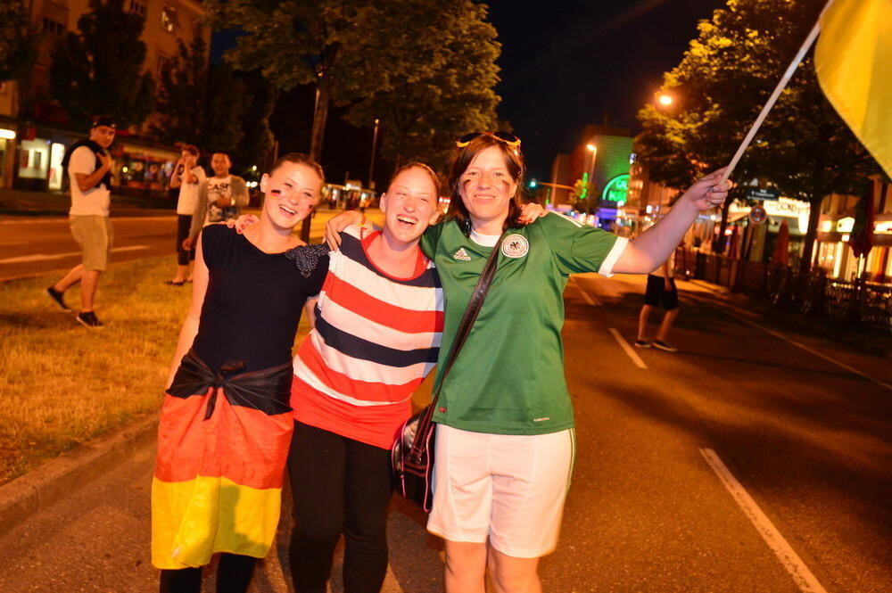 Reutlinger Fans feiern Deutschlands Einzug ins Halbfinale der Fussball EM 2012