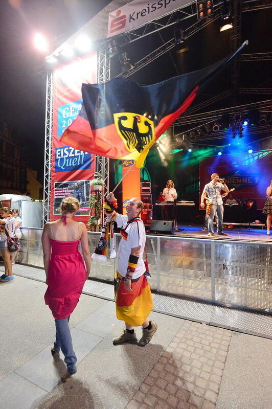 Reutlinger Fans feiern Deutschlands Einzug ins Halbfinale der Fussball EM 2012