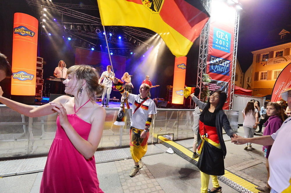 Reutlinger Fans feiern Deutschlands Einzug ins Halbfinale der Fussball EM 2012