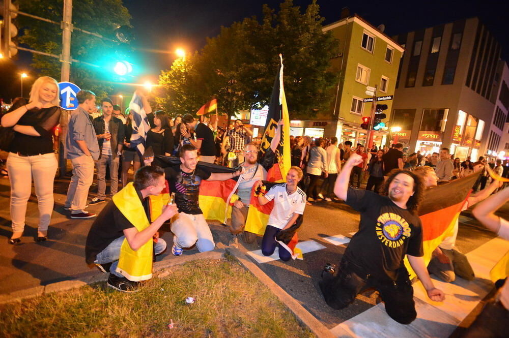 Reutlinger Fans feiern Deutschlands Einzug ins Halbfinale der Fussball EM 2012