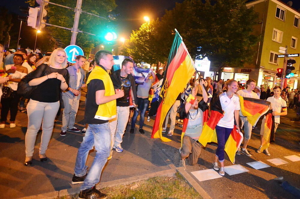 Reutlinger Fans feiern Deutschlands Einzug ins Halbfinale der Fussball EM 2012