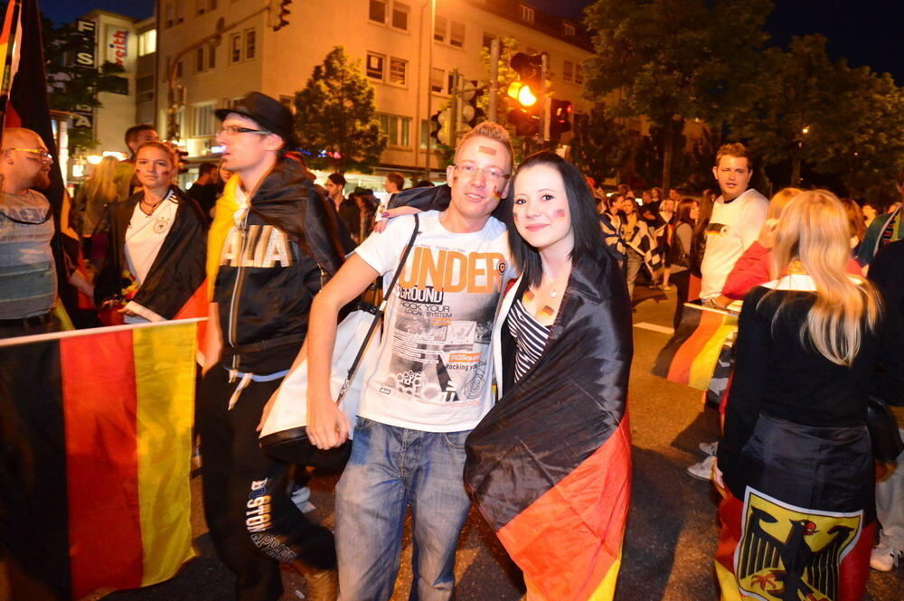 Reutlinger Fans feiern Deutschlands Einzug ins Halbfinale der Fussball EM 2012