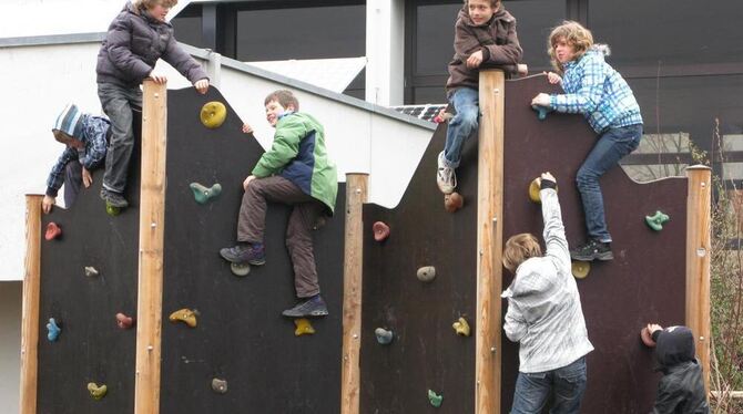 Rommelsbacher Grundschüler an der Kletterwand: Weil die grün-rote Landesregierung Zuschüsse lockermacht, scheint eine Sozialarbe