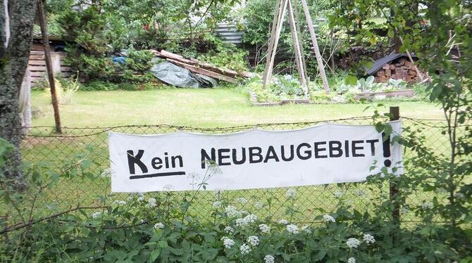 »Hinter Höfen« soll kein Bauland werden: Mit Plakaten wehren sich Bewohner der Roßbergstraße dagegen.  GEA-FOTO: IGL