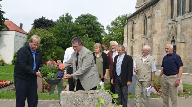 Gedenken auf dem Böhringer Friedhof: Greg Long, links, mit Bürgermeister Michael Donth, rechts, und Begleitern.  FOTO: SANDER