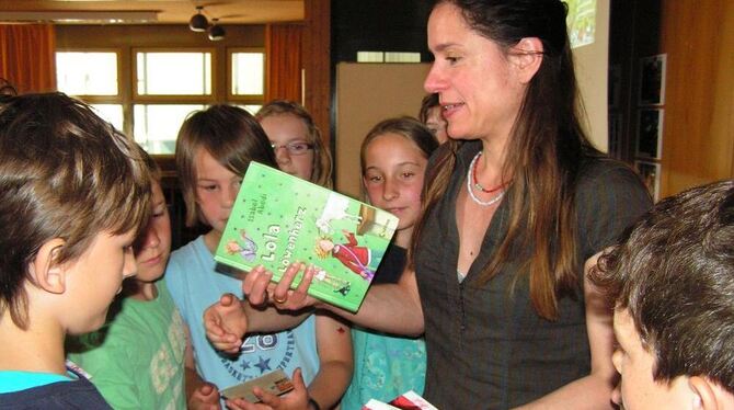 Die Lesung war ein Volltreffer: Kinder- und Jugendbuchautorin Isabel Adeni wird in der Kusterdinger August-Lämmle-Schule von Sch