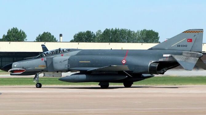 Eine McDonnell Douglas F-4E Phantom II der tuerkischen Luftwaffe fährt beim Royal International Air Tattoo in Fairford, Gloucest