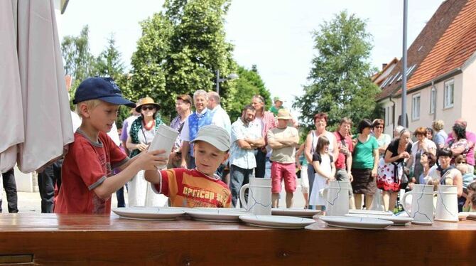 Meidelstetter Kinder deckten gestern den Hohensteintisch, der von Eglingen in den Ort gekommen war.  FOTO: LEUSCHKE