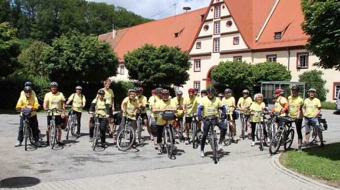 Die ZfP-Mitarbeiter radelten von Ludwigsburg nach Zwiefalten - und folgten damit dem Weg der ersten Patienten.  FOTO: LEUSCHKE