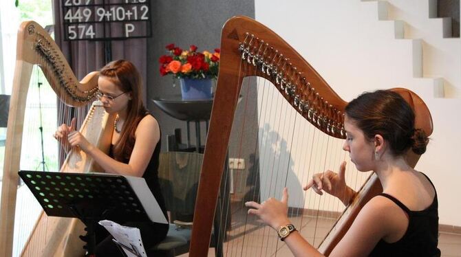 Die 15-jährige Judith Röschner (hinten) und Rosetta Schade (13) beeindruckten beim Podium junger Künstler in der Thomaskirche mi