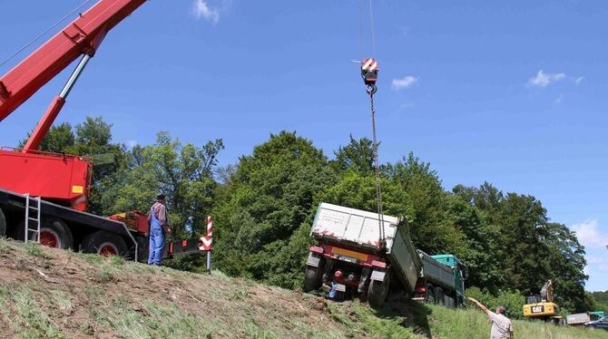 Bergung des 40-Tonners: Vorher musste er erst entladen werden. FOTO: LEUSCHKE