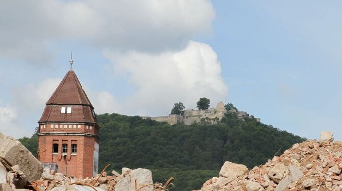 Mit Blick auf die Uracher Amanduskirche ziehen die Bauleute das Activ-Center auf dem Seilweg-Areal in Rekordzeit hoch.Auf dem Gr