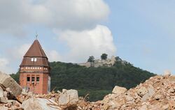 Mit Blick auf die Uracher Amanduskirche ziehen die Bauleute das Activ-Center auf dem Seilweg-Areal in Rekordzeit hoch.Auf dem Gr