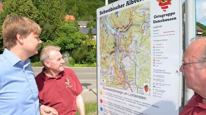 Bürgermeister Peter Nußbaum, Peter Haag und Eberhard Preusch(von links) vom Albverein Unterhausen haben Unterhausen im Blick. De