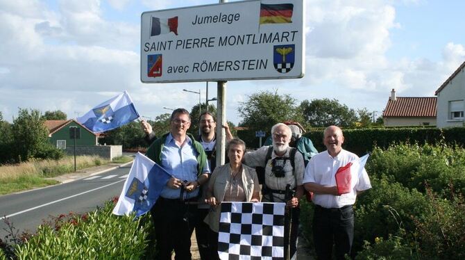 Vive l'amitie franco-allemande! Erhard Widmaier (Zweiter von rechts) hat's geschafft. Am Ortsschild der franzö- sischen Partner-