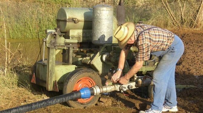 Eugen Heim in seinem Element: Er repariert eine Wasserpumpe, die das Nass für die Bewässerung der Felder liefert. FOTO: PR